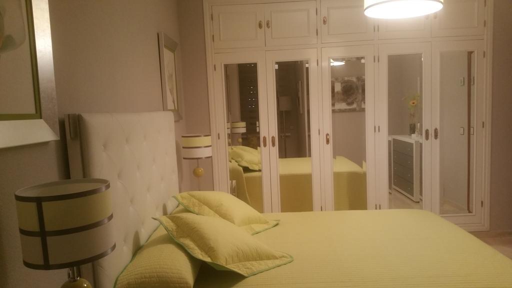 Apartamento Eduardo Dato Sevilla Kültér fotó